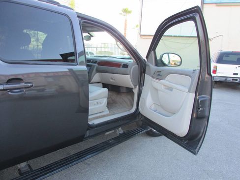 Used 2010 GMC Yukon XL SLT image 11