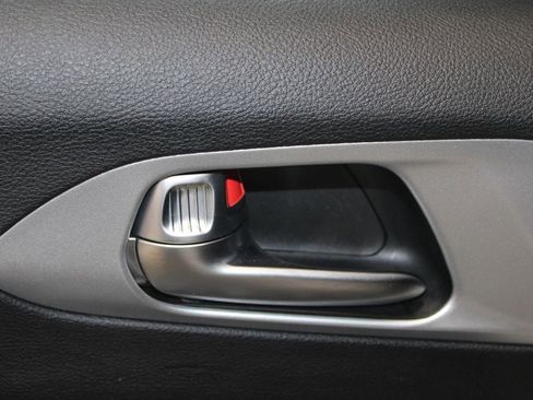 Used 2025 Chrysler Pacifica Limited FWD image 9