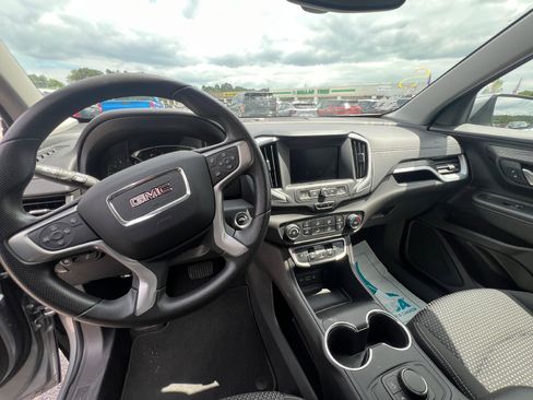 Used 2024 GMC Terrain SLE image 9