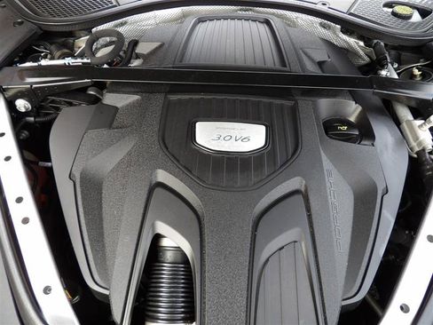 Used 2018 Porsche Panamera image 34
