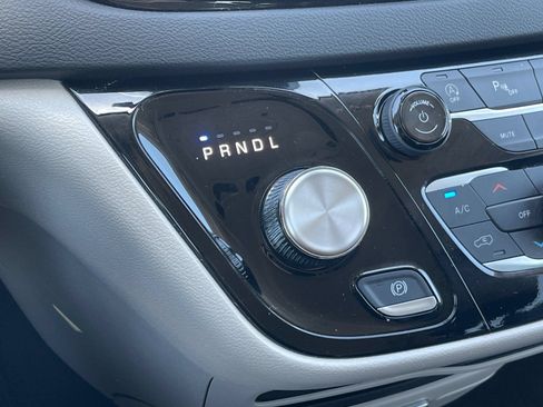 Used 2024 Chrysler Pacifica Touring-L FWD image 24
