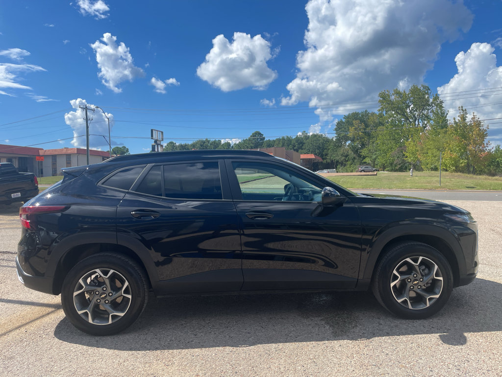 Used 2025 Chevrolet Trax LT FWD image 14