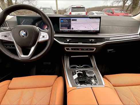 Used 2025 BMW X7 xDrive40i w/ Premium Package image 16