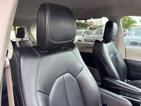 Used 2023 Chrysler Pacifica Touring-L FWD image 15
