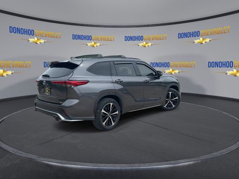 Used 2022 Toyota Highlander XSE FWD image 11