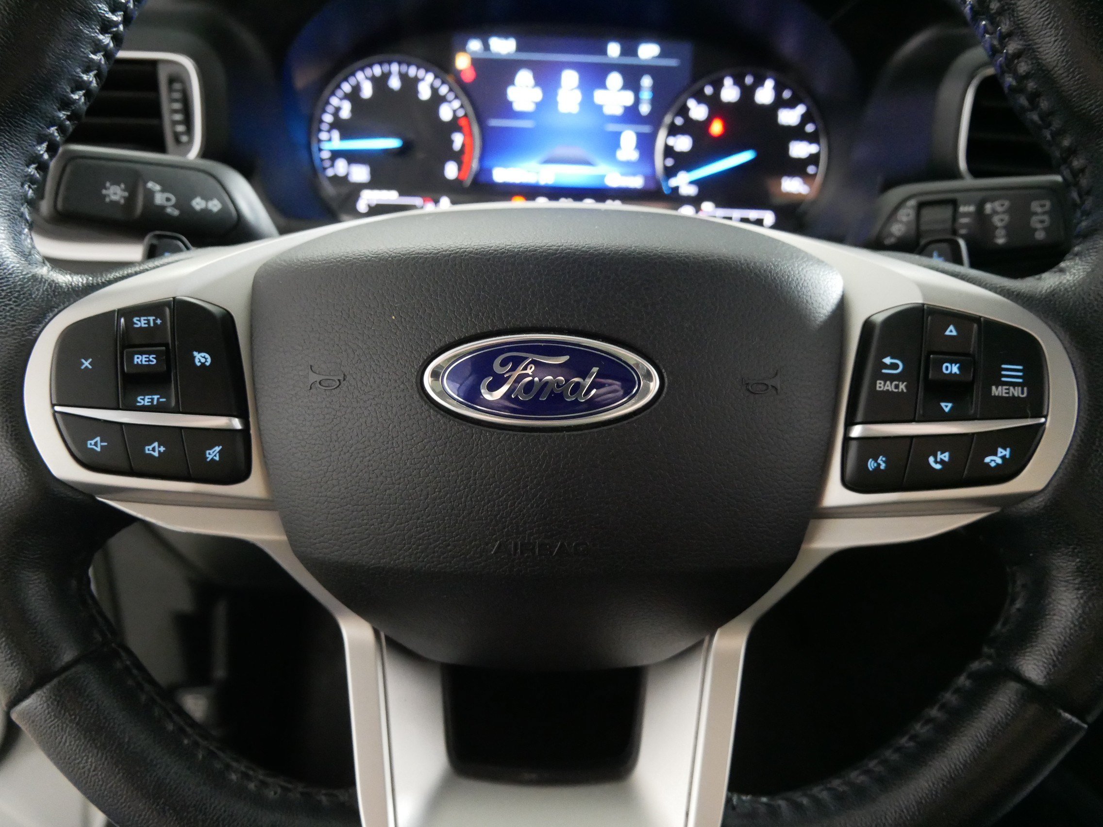 Used 2020 Ford Explorer XLT w/ Equipment Group 202A AWD/4WD image 25