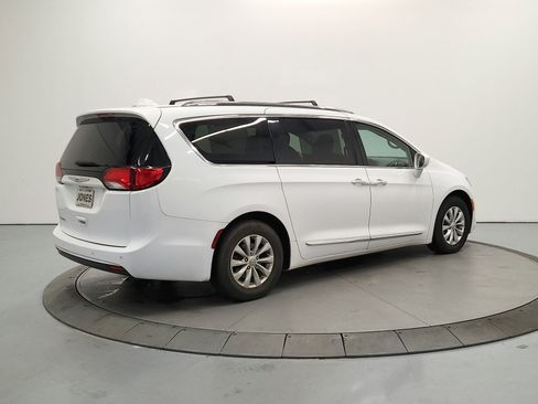 Used 2019 Chrysler Pacifica Touring-L FWD image 8