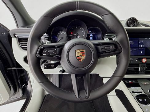 Certified 2025 Porsche Macan AWD/4WD image 16