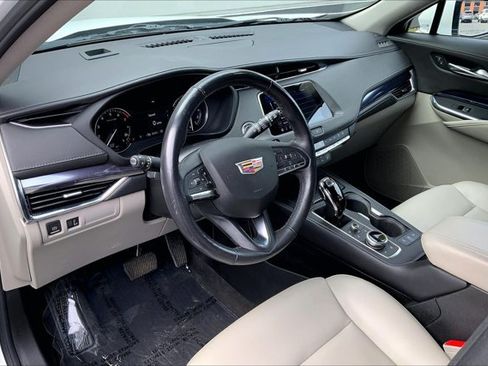 Used 2023 Cadillac XT4 Luxury w/ Cold Weather Package AWD/4WD image 14