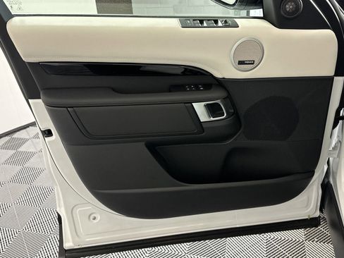 Used 2025 Land Rover Discovery S image 19