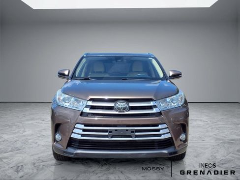 Used 2019 Toyota Highlander XLE FWD image 3