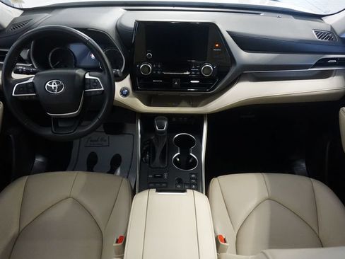 Used 2023 Toyota Highlander XLE AWD/4WD image 29