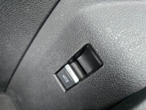 Used 2023 Audi e-tron Premium w/ Convenience Plus Package image 20