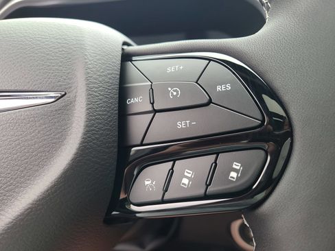 New 2023 Chrysler Pacifica Limited w/ Uconnect Theater Family Group image 24