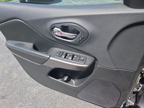 Certified 2019 Jeep Cherokee Limited w/ Trailer Tow Group AWD/4WD image 15