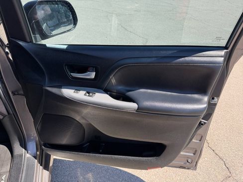 Used 2017 Toyota Sienna SE w/ SE Preferred Package FWD image 17