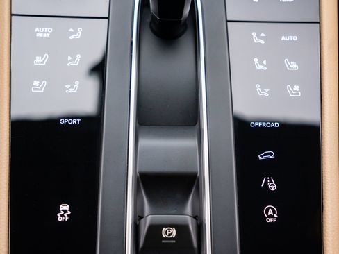 Certified 2026 Porsche Macan AWD/4WD image 27