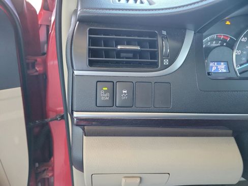 Used 2014 Toyota Camry XLE w/ Leather Package image 11