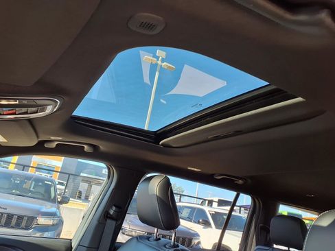 New 2025 Jeep Grand Cherokee L Altitude image 9