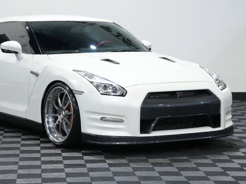 Used 2015 Nissan GT-R Black Edition image 9