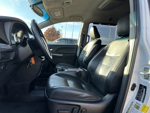 Used 2015 Toyota Sienna SE image 11