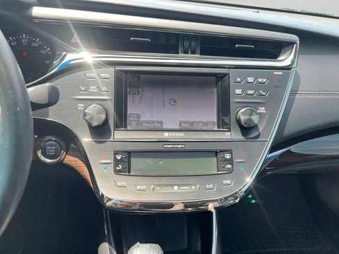 Used 2013 Toyota Avalon Limited w/ Technology Pkg FWD image 21