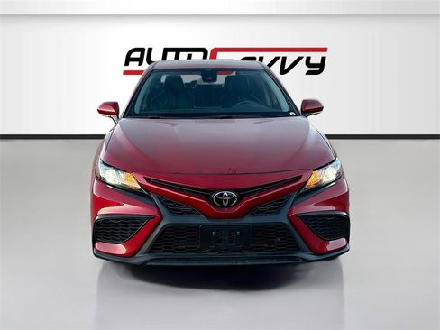 Used 2022 Toyota Camry SE image 2