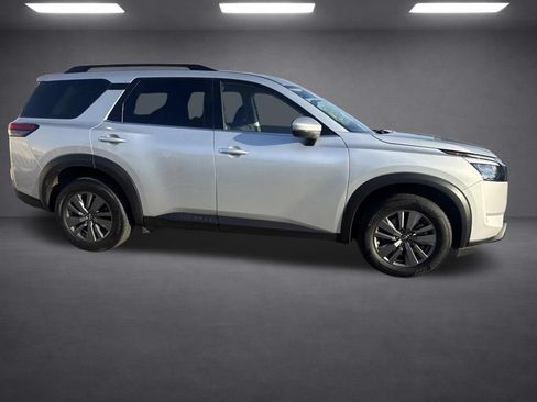 Used 2025 Nissan Pathfinder SV AWD/4WD image 18
