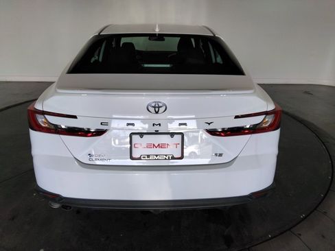 Used 2025 Toyota Camry SE image 7