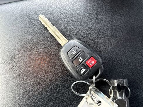 Used 2012 Toyota Camry SE image 30