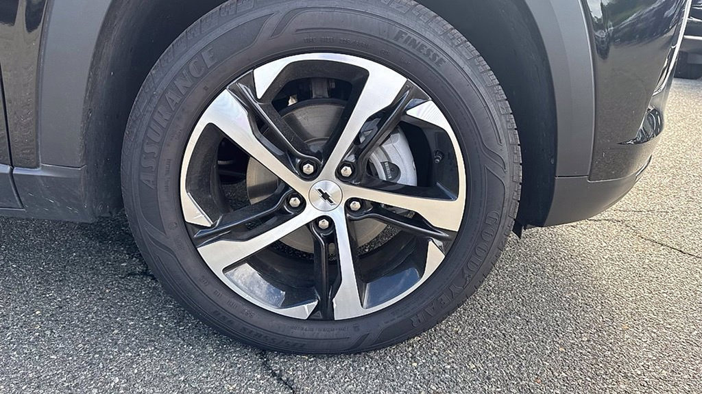 Used 2025 Chevrolet Trax RS FWD image 8