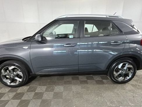 Used 2025 Hyundai Venue SEL FWD image 6