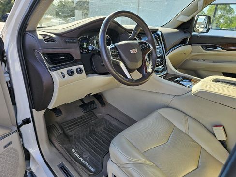 Used 2017 Cadillac Escalade Luxury AWD/4WD image 7