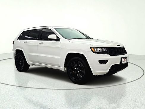 Used 2017 Jeep Grand Cherokee Altitude w/ Quick Order Package 23Z AWD/4WD image 9