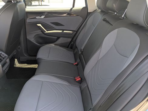 Used 2025 Volkswagen Tiguan SE AWD/4WD image 30