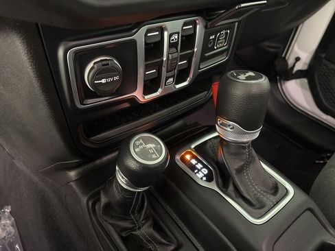 Used 2025 Jeep Wrangler Unlimited Sahara AWD/4WD image 35