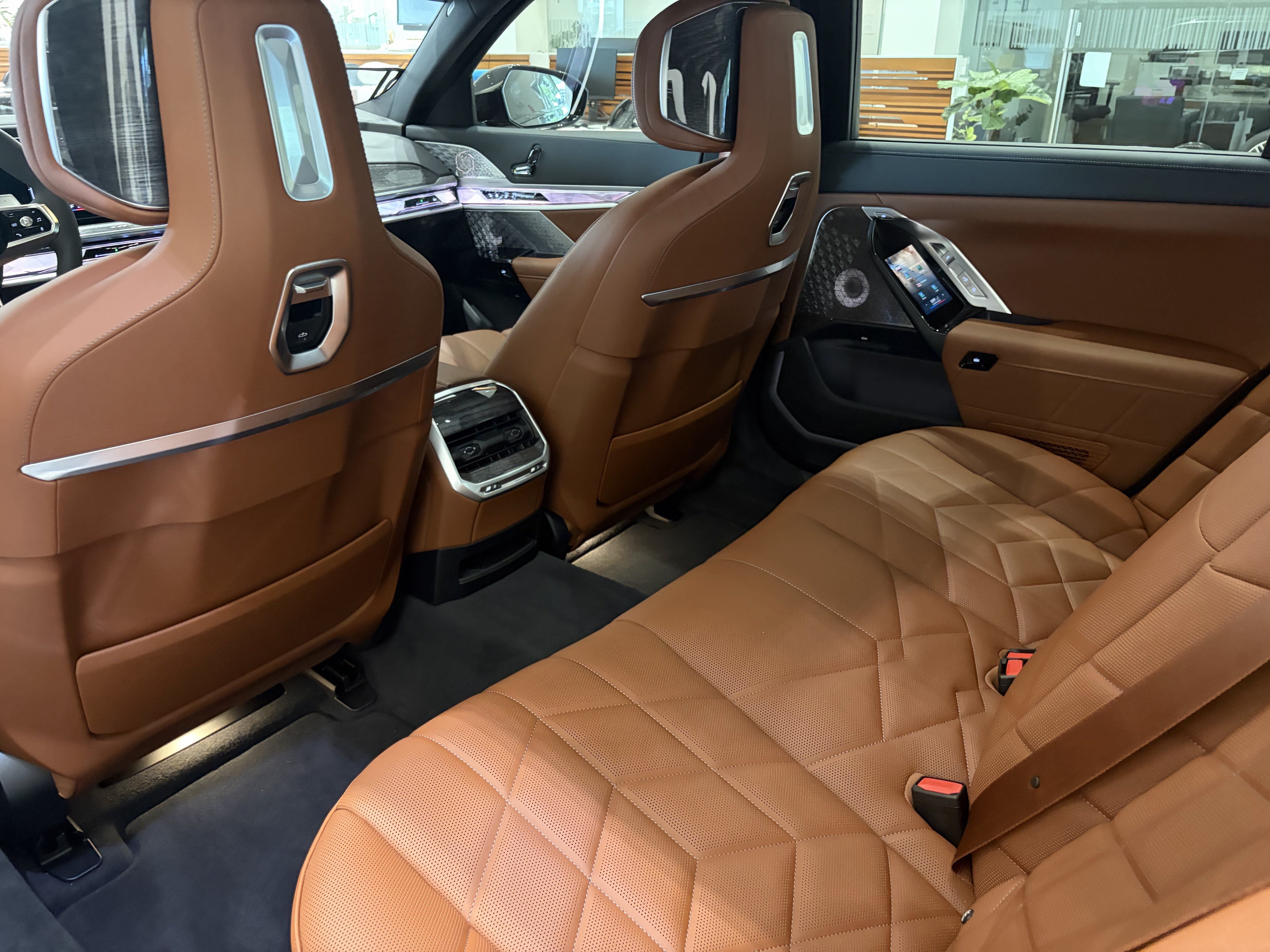 Certified 2025 BMW 760i xDrive w/ Executive Package AWD/4WD image 17