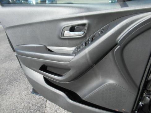 Used 2022 Chevrolet Trax LS w/ Tint and Cruise Package image 26