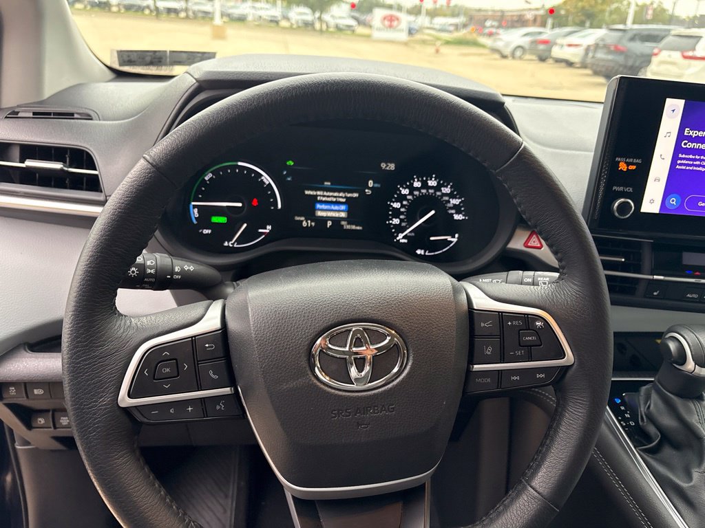 Used 2025 Toyota Sienna XLE FWD image 15