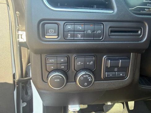 Used 2022 Chevrolet Suburban RST w/ Luxury Package AWD/4WD image 9