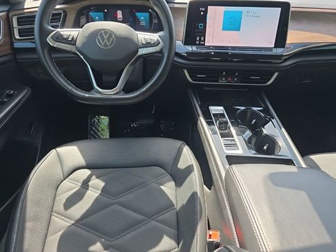 Used 2025 Volkswagen Atlas SE FWD image 19