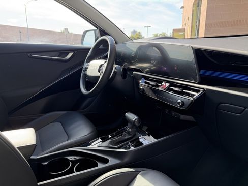 Used 2024 Kia Niro EX image 40