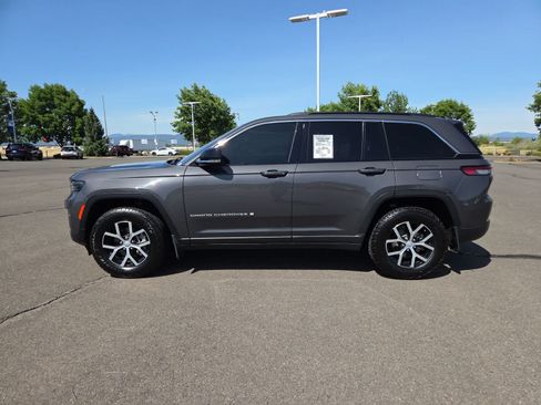 Used 2025 Jeep Grand Cherokee Limited w/ Trailer Tow Package AWD/4WD image 11