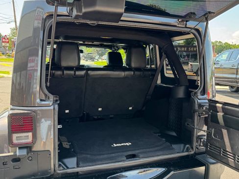 Used 2017 Jeep Wrangler Unlimited Sahara AWD/4WD image 19