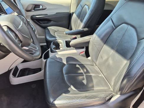 Certified 2022 Chrysler Pacifica Touring-L FWD image 16