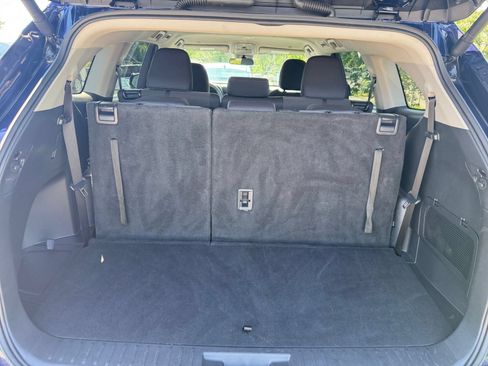 Used 2025 Toyota Highlander LE FWD image 33
