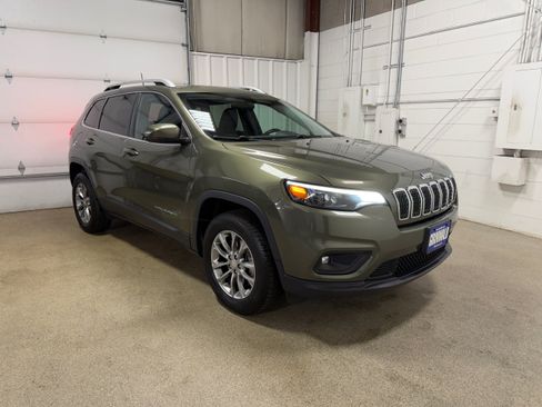 Used 2019 Jeep Cherokee Latitude Plus w/ Cold Weather Group AWD/4WD image 5