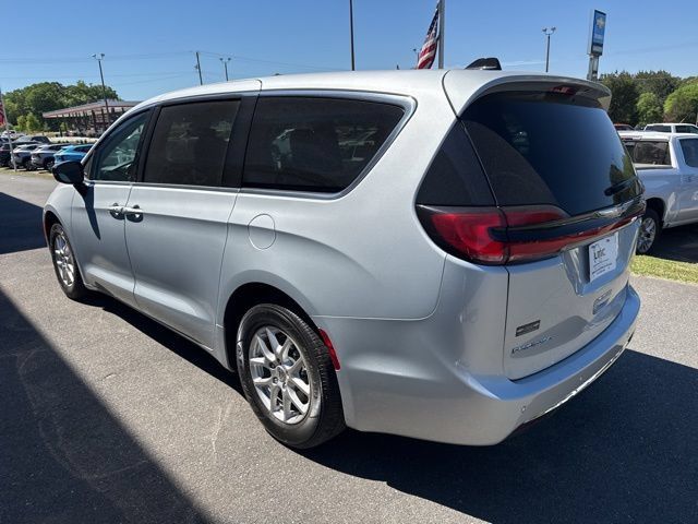 Used 2024 Chrysler Pacifica Touring-L FWD image 4