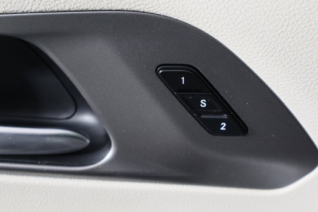 Used 2024 Chrysler Pacifica Limited FWD image 23