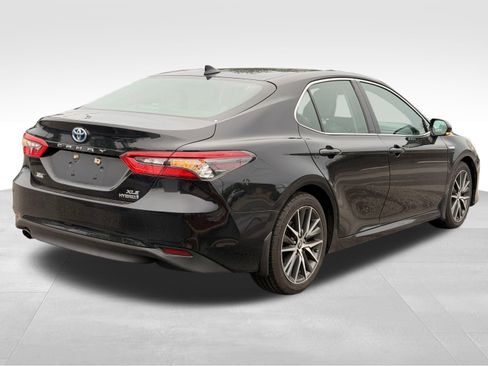 Used 2021 Toyota Camry XLE w/ Navigation Upgrade Package FWD image 3